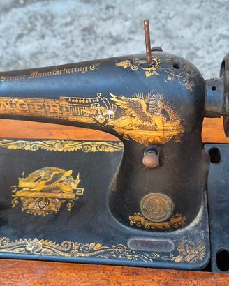 Macchina da cucire Singer d'epoca con mobile