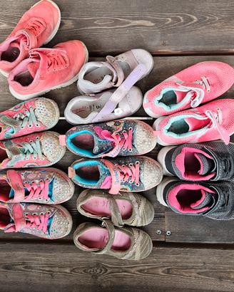 Scarpe di vari numeri e modelli