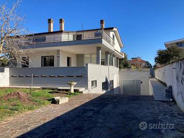 Villa di 390 m² con 5 locali e box auto doppio a N
