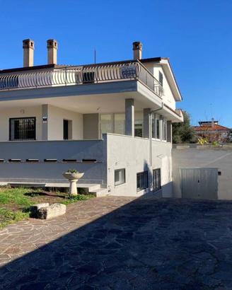 Villa di 390 m² con 5 locali e box auto doppio a N