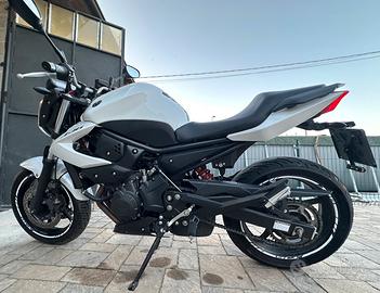 Yamaha XJ6 con kit borse Givi 20650 Km