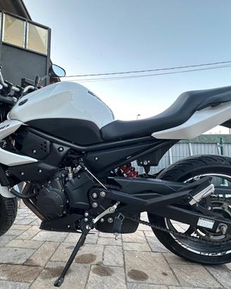 Yamaha XJ6 con kit borse Givi 20650 Km