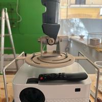 Videoproiettore con telo proiezione e staffa tetto