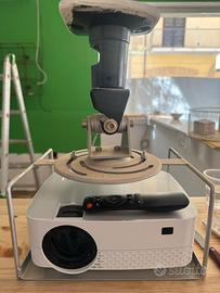 Videoproiettore con telo proiezione e staffa tetto