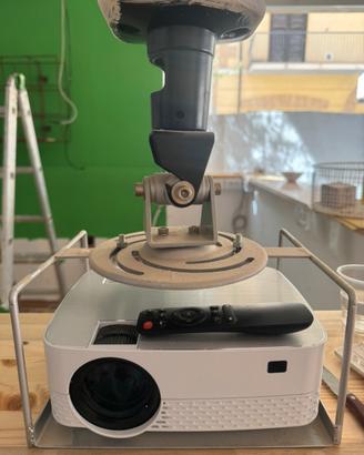 Videoproiettore con telo proiezione e staffa tetto