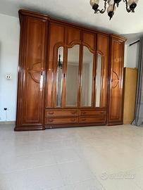 Armadio classico capiente in legno con specchi