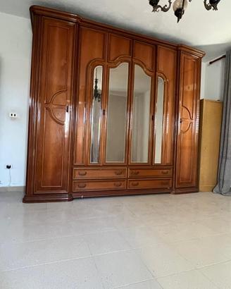 Armadio classico capiente in legno con specchi