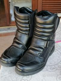 Stivaletto moto Dainese. 