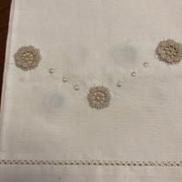 Coppia di asciugamani in cotone ricamati a mano