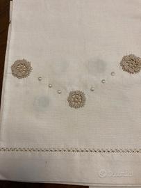 Coppia di asciugamani in cotone ricamati a mano