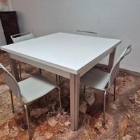 Tavolo quadrato con sedie