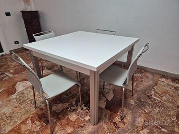 Tavolo quadrato con sedie
