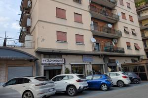 Locale commerciale via Francesco Petrarca