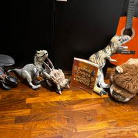 Lotto di giocattoli, peluche e libri.