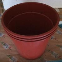 vasi e sottovasi in plastica e terracotta