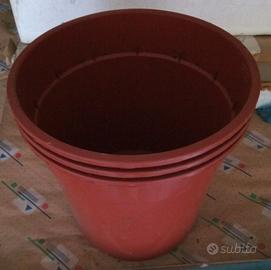 vasi e sottovasi in plastica e terracotta
