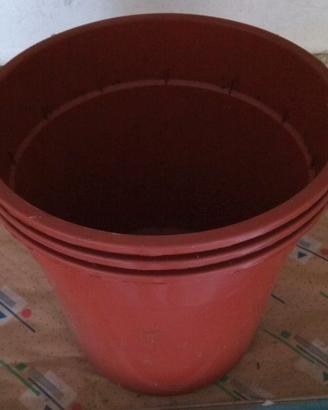 vasi e sottovasi in plastica e terracotta