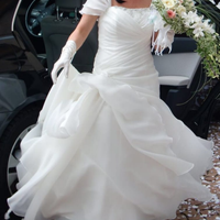 Abito da sposa con velo, coprispalle e guanti