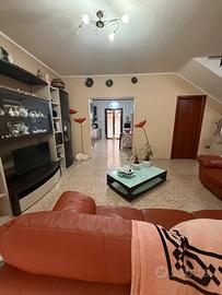 Villa su tre livelli con giardino e patio