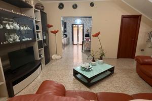 Villa su tre livelli con giardino e patio