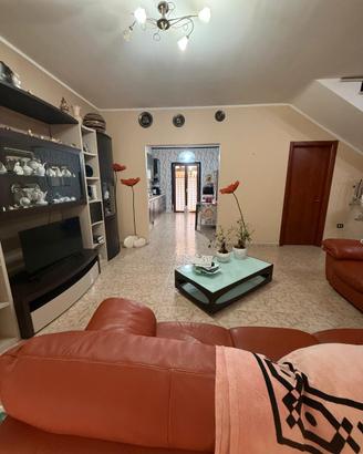 Villa su tre livelli con giardino e patio