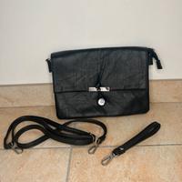 borsa nera a tracolla con dettaglio metallico