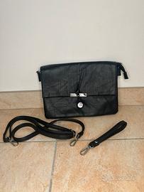 borsa nera a tracolla con dettaglio metallico