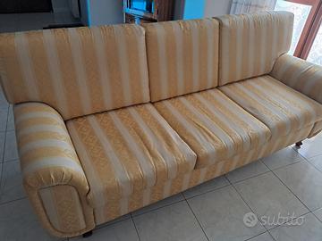 divano damascato e di legno