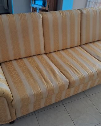divano damascato e di legno