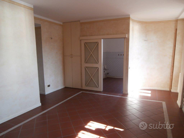 Grande trilocale in storica palazzina liberty