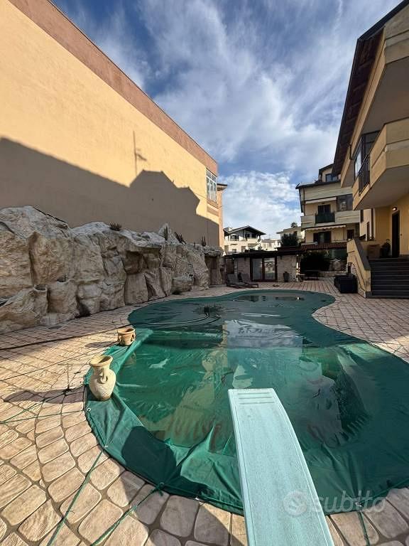 Villa di 415 m² con più di 5 locali a Giugliano in - Vista 4