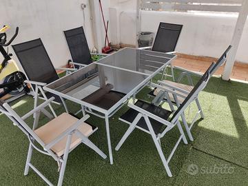 Tavolo in vetro con sedie 