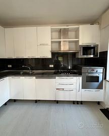 Cucina completa con elettrodomestici