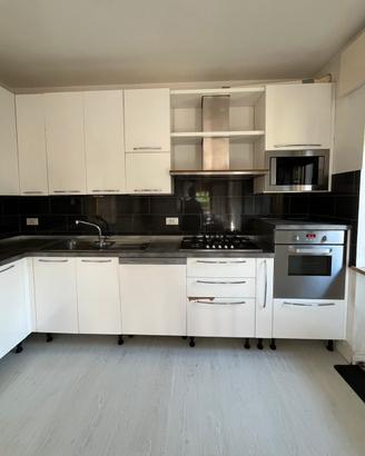 Cucina completa con elettrodomestici