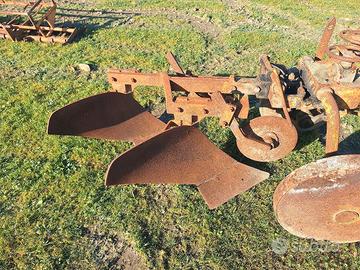 Aratro bivomere trainato