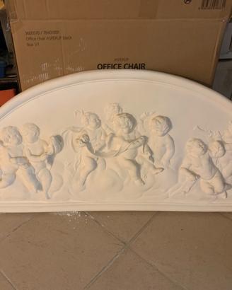 Rosone in gesso raffigurante scena di puttini.