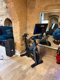 Technogym Bike con display 22 “ technogym live -
