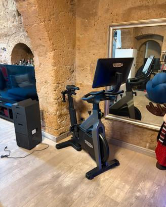 Technogym Bike con display 22 “ technogym live -