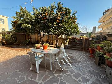 Ampio quadrilocale con giardino privato
