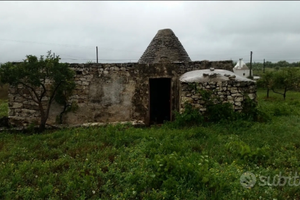 Trullo e lamia con ampio terreno