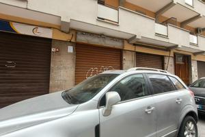 SERRADIFALCO/C.PARISIO, piccolo negozio, 1 luce