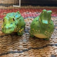 Sale e pepe a forma di coccodrillo.