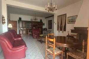 Semi indipendente con taverna e cortile