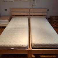 Coppia di letti completi di rete e materassi 
