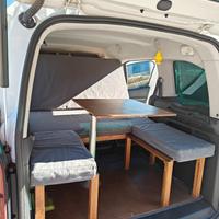 Box camper Peugeot Partner con coperture vetri