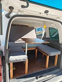 Box camper Peugeot Partner con coperture vetri