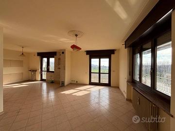 Appartamento di 530 m² con più di 5 locali e box a