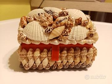 portagioie realizzato con piccole conchiglie 