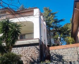 Trecastagni: grazioso 3 vani con giardino