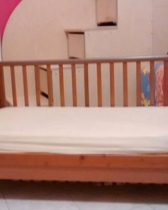 Lettino in legno per bambino